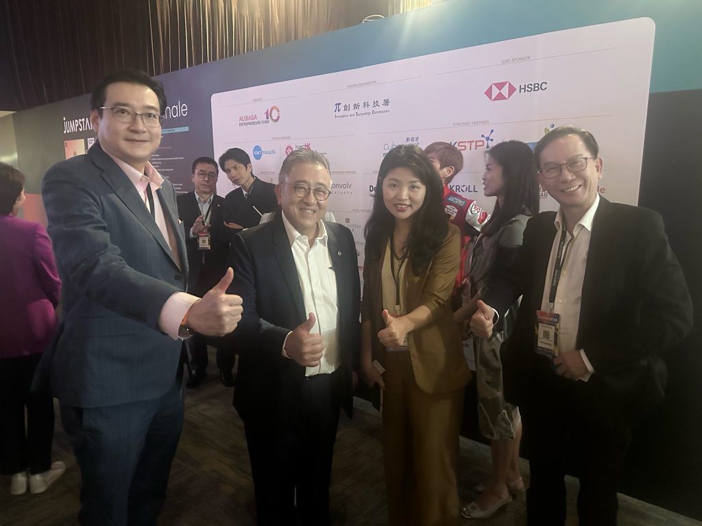 環亞集團創始人兼首席執行官 宋海施（左二）與虹科CEO陳秋苑 （左三）