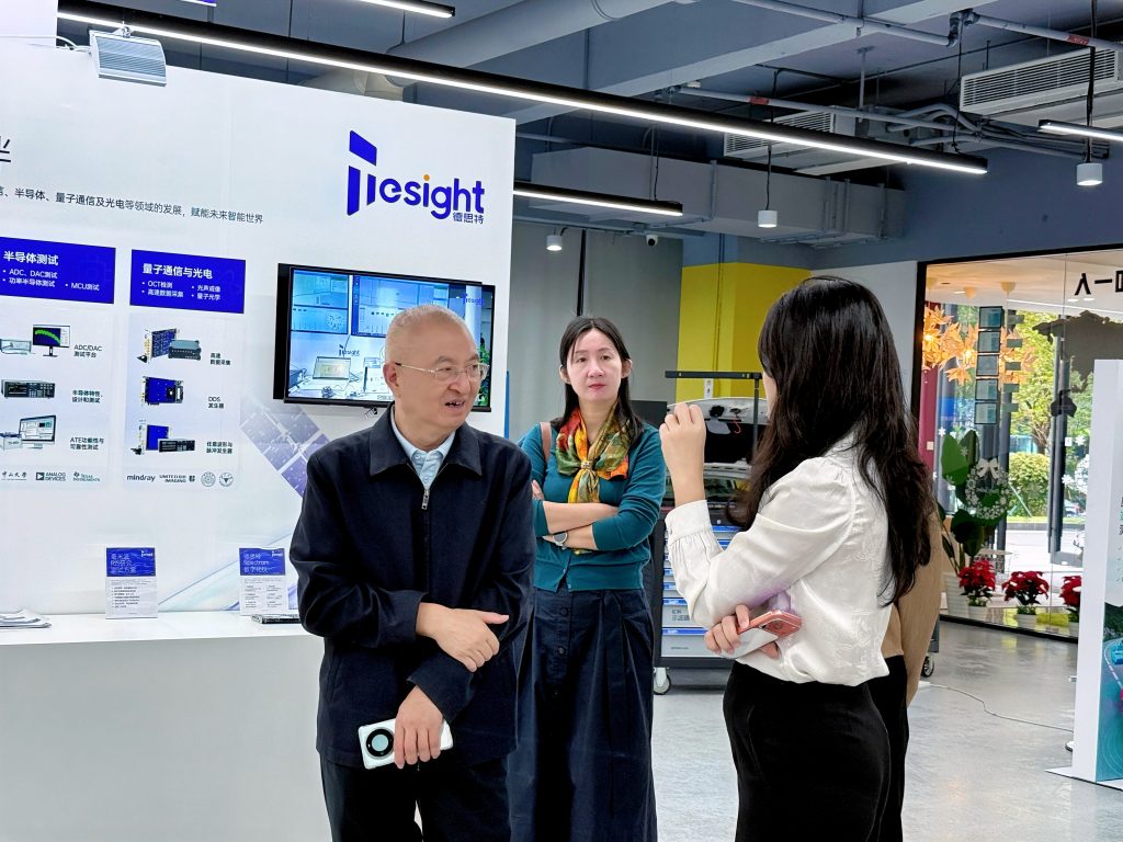 李善民教授一行參觀虹科展廳(3)